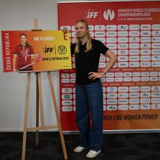 Česká pošta vydala poštovní známku, s kterou lze odeslat dopisnici po celé Evropě. Na známce je vyobrazena hráčka vytvořena umělou inteligencí