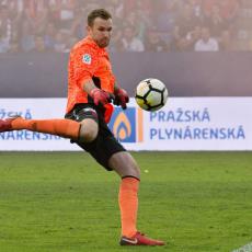 Občas jsou vidět ve fotbale prvky moderní gymnastiky, konkrétně cvičení s míčem na plný plyn Pražské plynárenské v pozadí