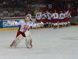 Hradečan Ondřej Kacelt chytal proti Spartě i bez hokejky