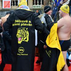 Tygři z Náchoda přijeli do Prahy nepřehlednutelně oblečení do černožlutých barevných plášťu a plaveckých čepiček