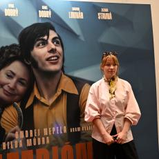 Martina Jindrová si střihla ve filmu roli zpěvačky Evy Pilarové, která si tam také zazpívala písničku Příběh