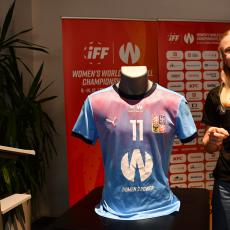 Karolína Klubalová a její dres s číslem 11, který se draží