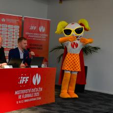 Maskotka MS 2025 ve florbale má jména Floora a vypadá takto s brýlemi proti odrazu od zlatých medailí?