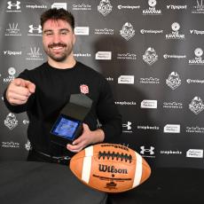 Adam Žouželka s trofejí, kterou získal za to, že je Hráčem roku 2025