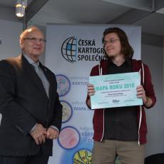 Vítězovi školní práce Jakubovi Vaníkovi ze Západočeské univerzity v Plzni blahopřál předseda ČKS Václav Talhofer