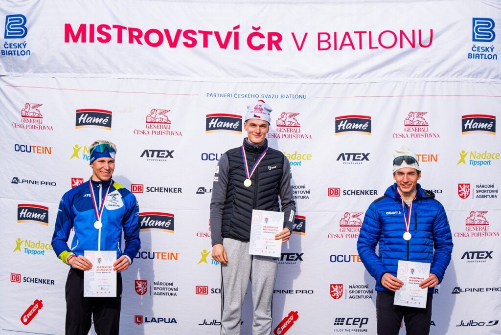 Stupně vítězů - hromadný závod mužů (foto: Marek Ambrož/Český biatlon)
