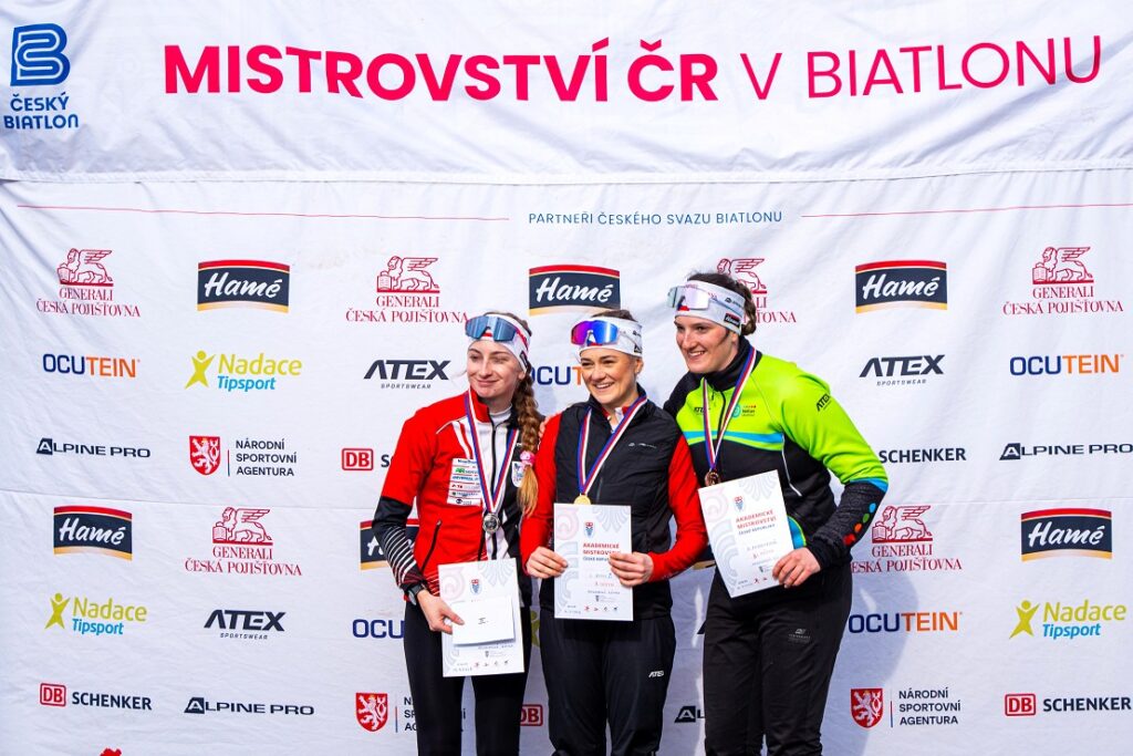 Stupně vítězů - hromadný závod žen (foto: Marek Ambrož/Český biatlon)