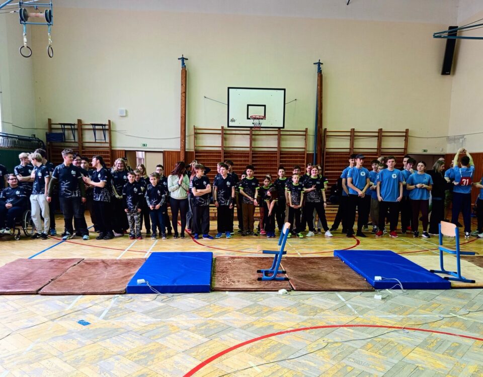 Družstva před zahájením MČR SBTS mládeže ve střelbě laserovou puškou