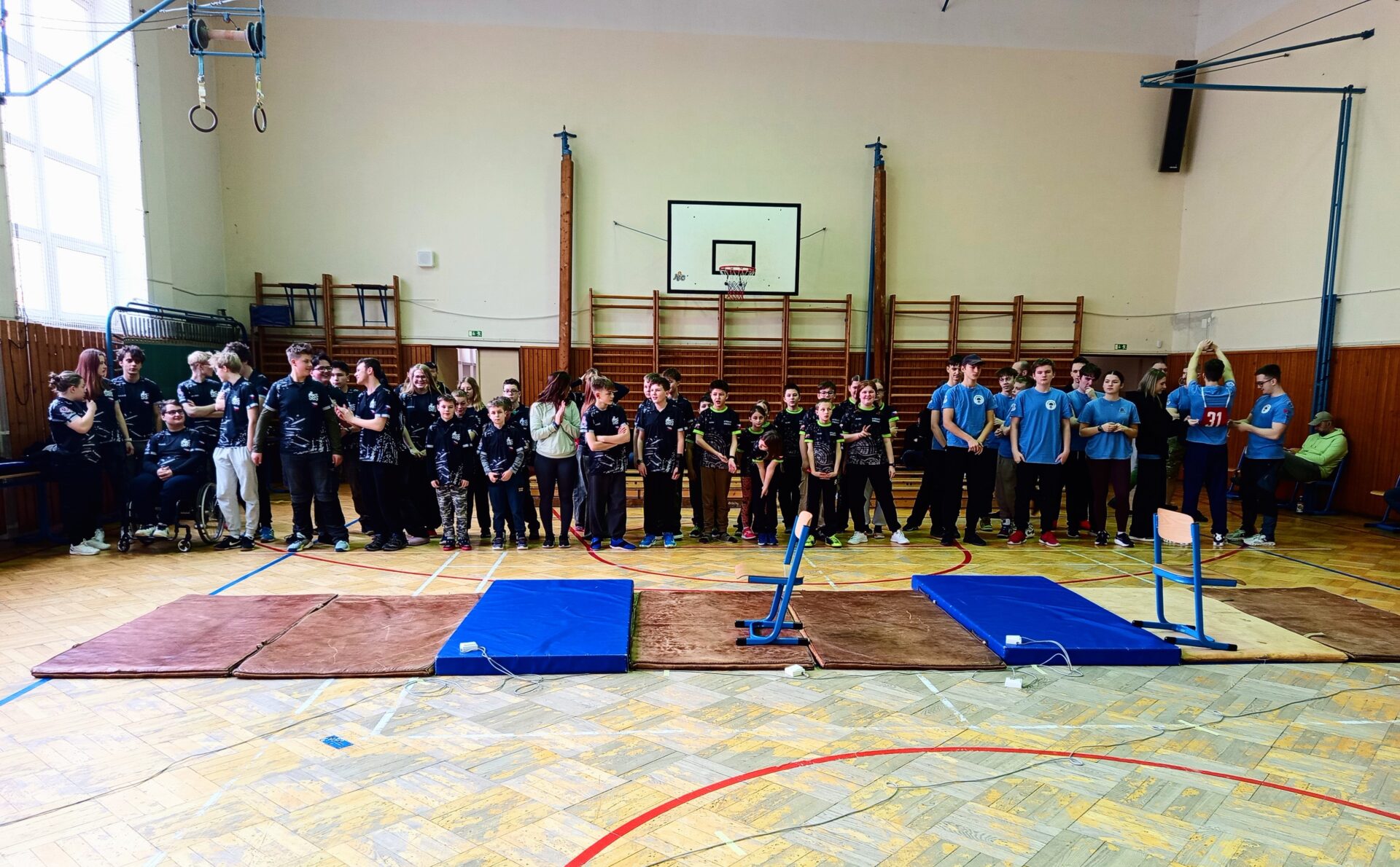 Družstva před zahájením MČR SBTS mládeže ve střelbě laserovou puškou