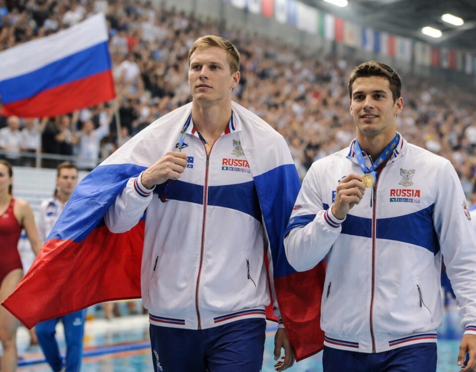 Ruští plavci zpět s vlajkou. Spor o roli politiky