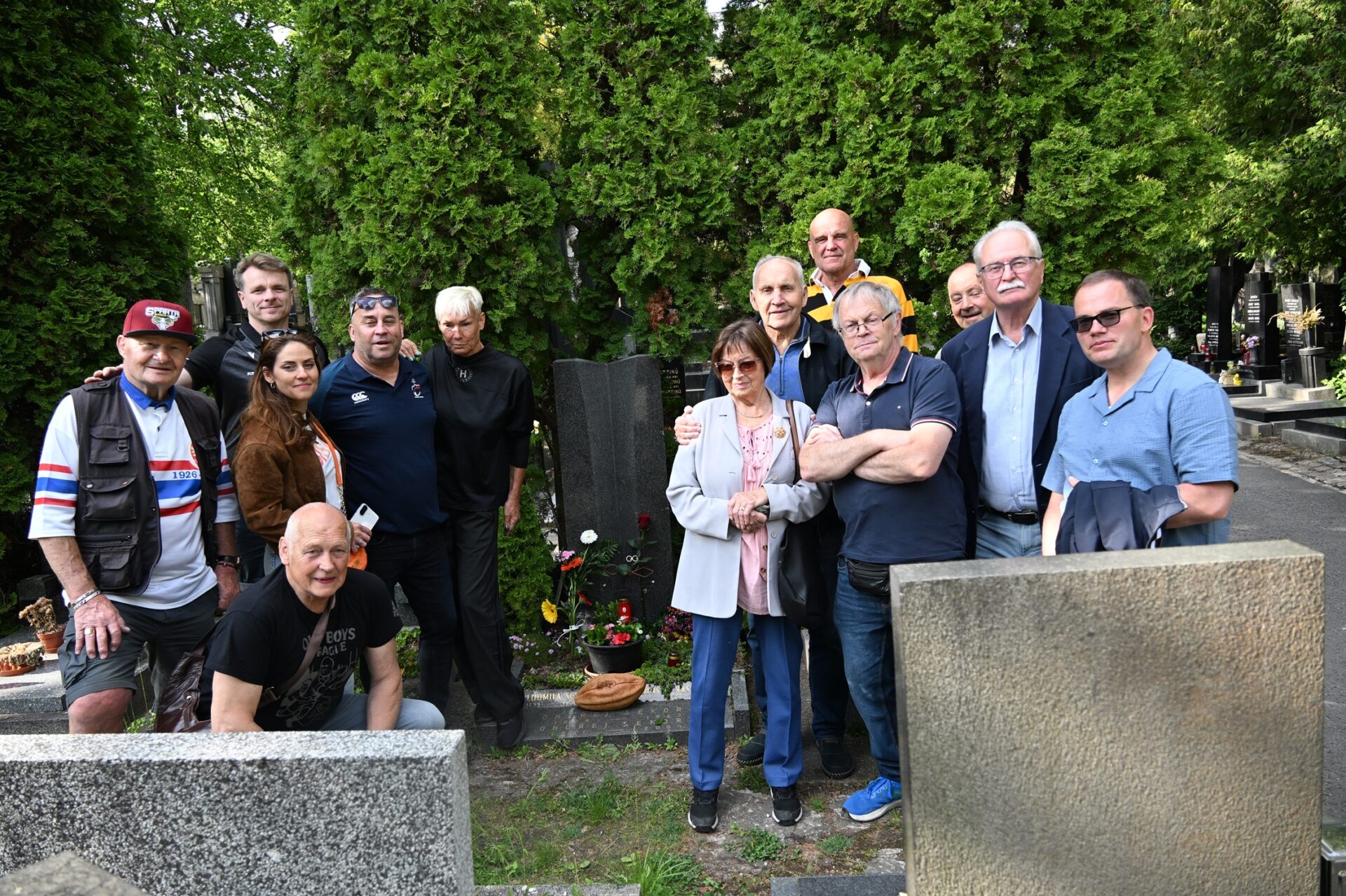 Sto let českého ragby: u hrobu Ondřeje Sekory vzdali hold zakladateli rugby u nás