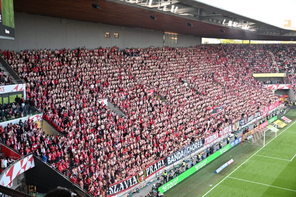 Tribuna Sever, ze které vběhli diváci na hrací plochu a způsobili incident