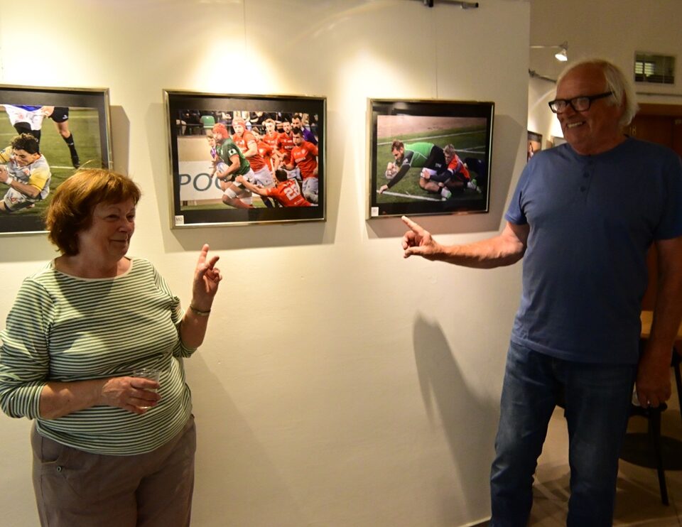 Manželé Durdíkovi se svými fotografiemi na výstavě "Okamžiky"