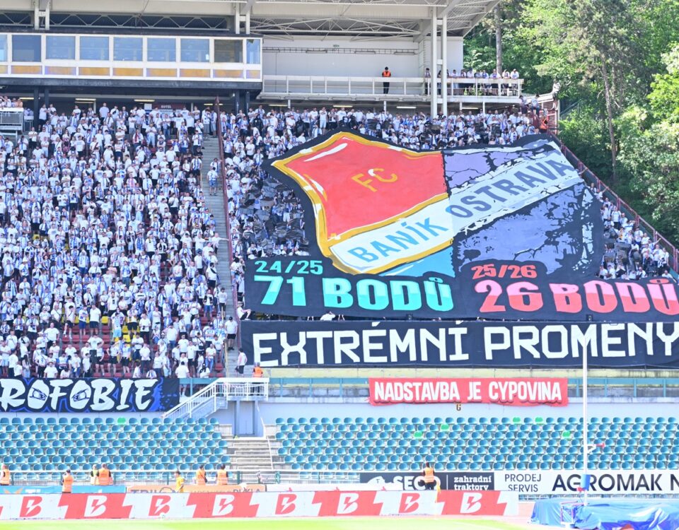 Pohled na ostravskými fanoušky zaplněnou tribunu na Julisce