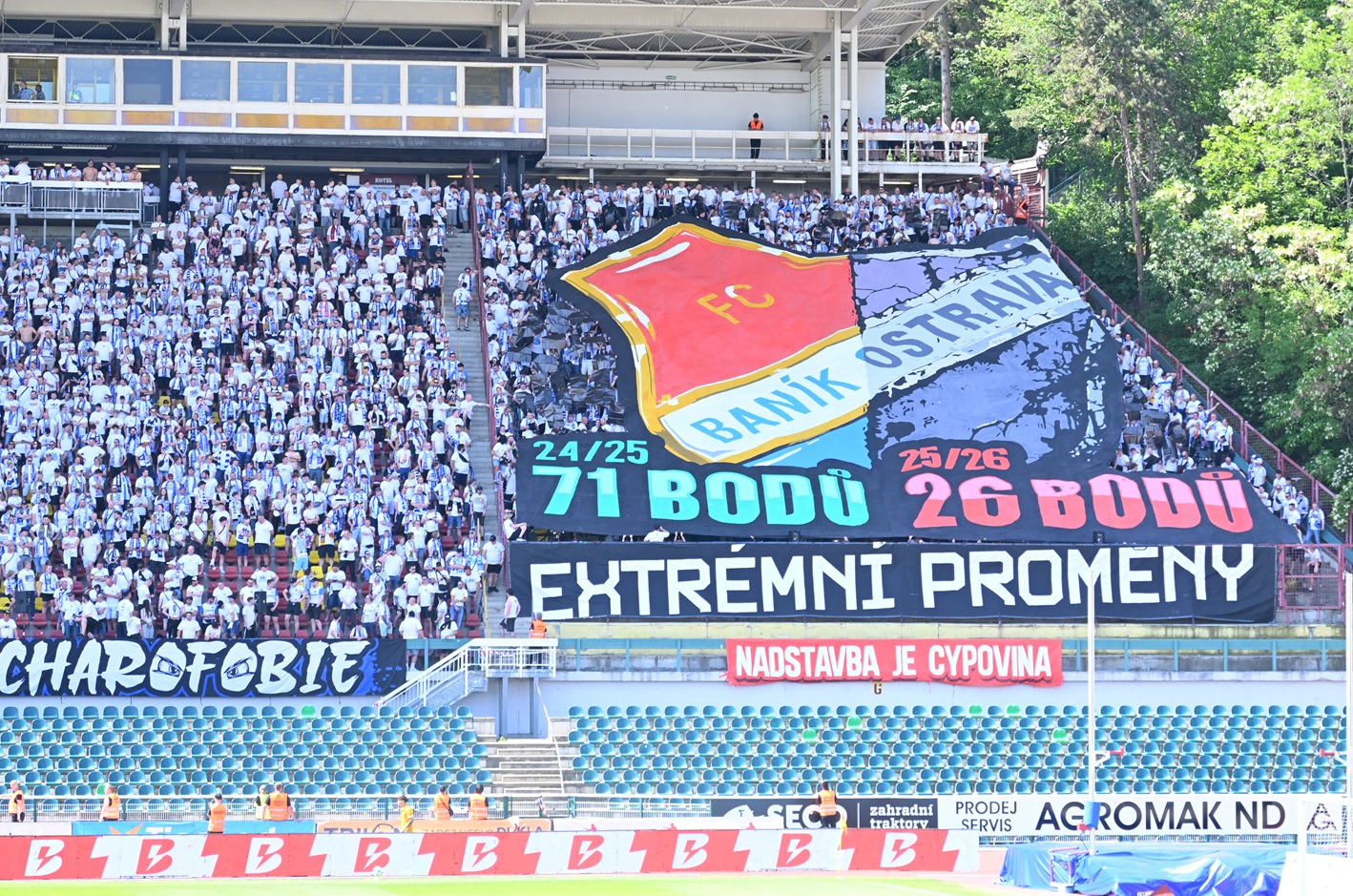 Pohled na ostravskými fanoušky zaplněnou tribunu na Julisce