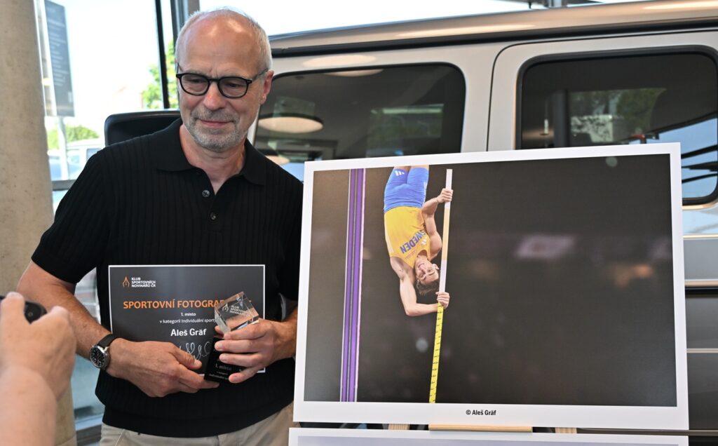 Aleš Gräf fotografie pořízené na MS v atletice v Tokiu nazval Létající Švéd. Mondo Duplantis