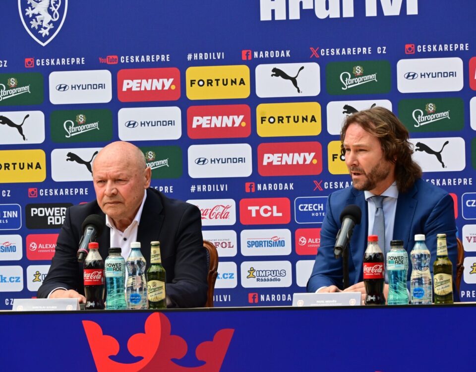 Trenér Miroslav Koubek a manažer reprezentace Pavel Nedvěd na tiskové konferenci