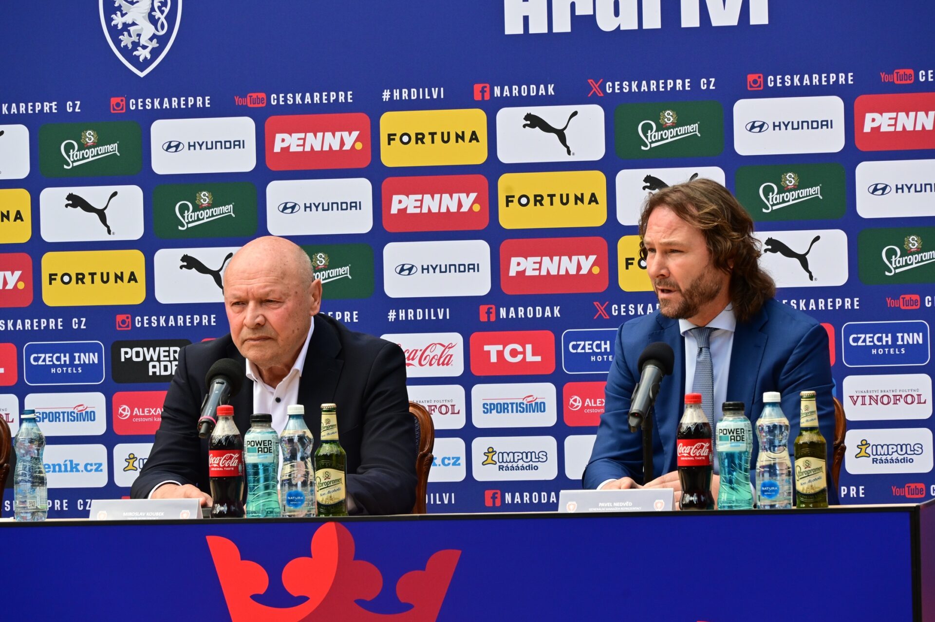 Trenér Miroslav Koubek a manažer reprezentace Pavel Nedvěd na tiskové konferenci