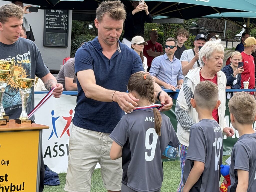 Jan Rajnoch předává medaile v rámci Pražského finále