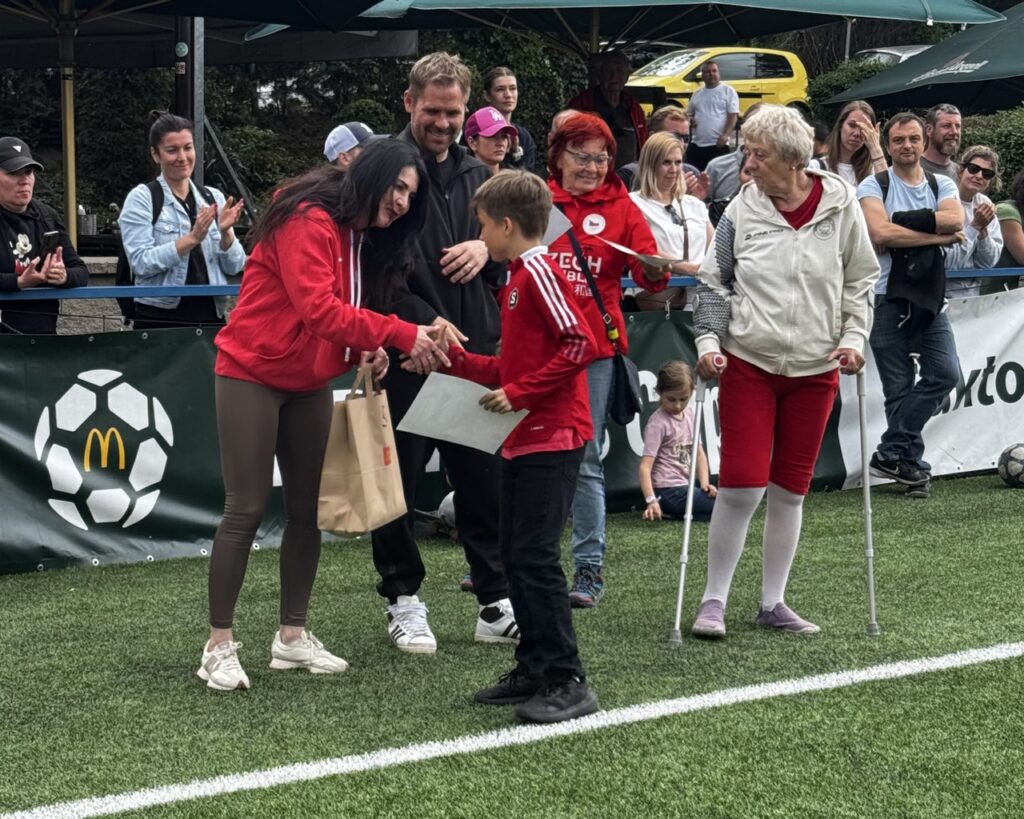 Lucia Poláčeková a Tomáš Hubschman předávají ceny