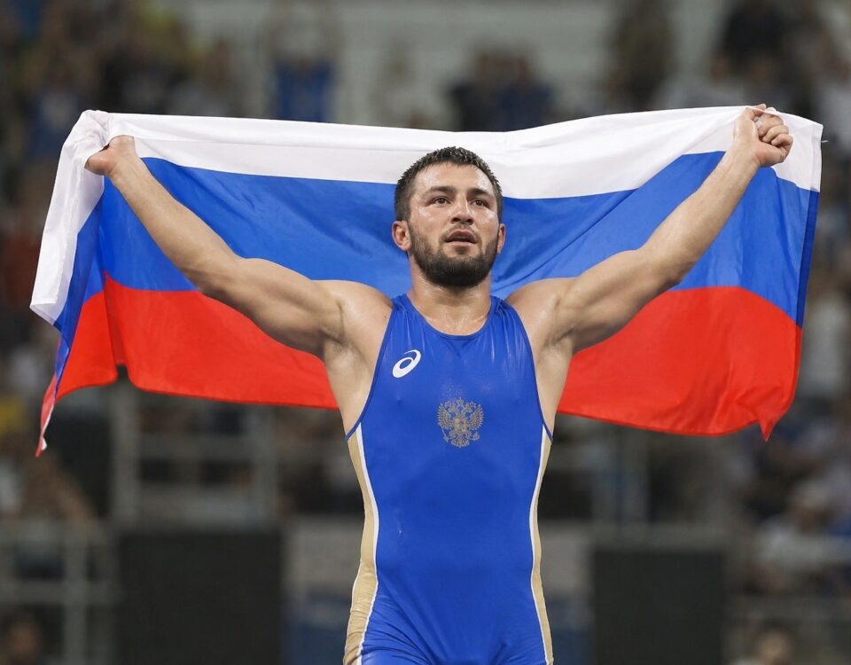 Ruský zápasník Davit Čakvetadze oslavuje vítězství na olympijských hrách v Riu 2016 s národní vlajkou.