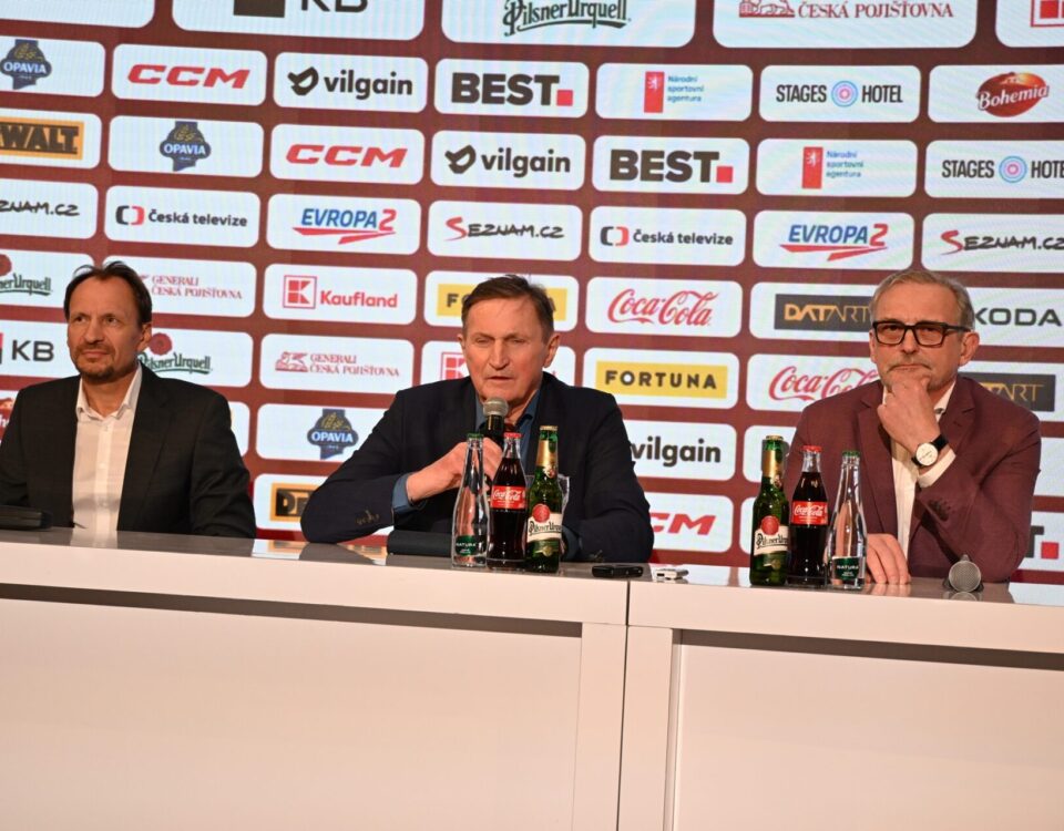 Zdeněk Moták a Pavel Gross s prezidentem Českého hokeje Aloisem Hadamcikem