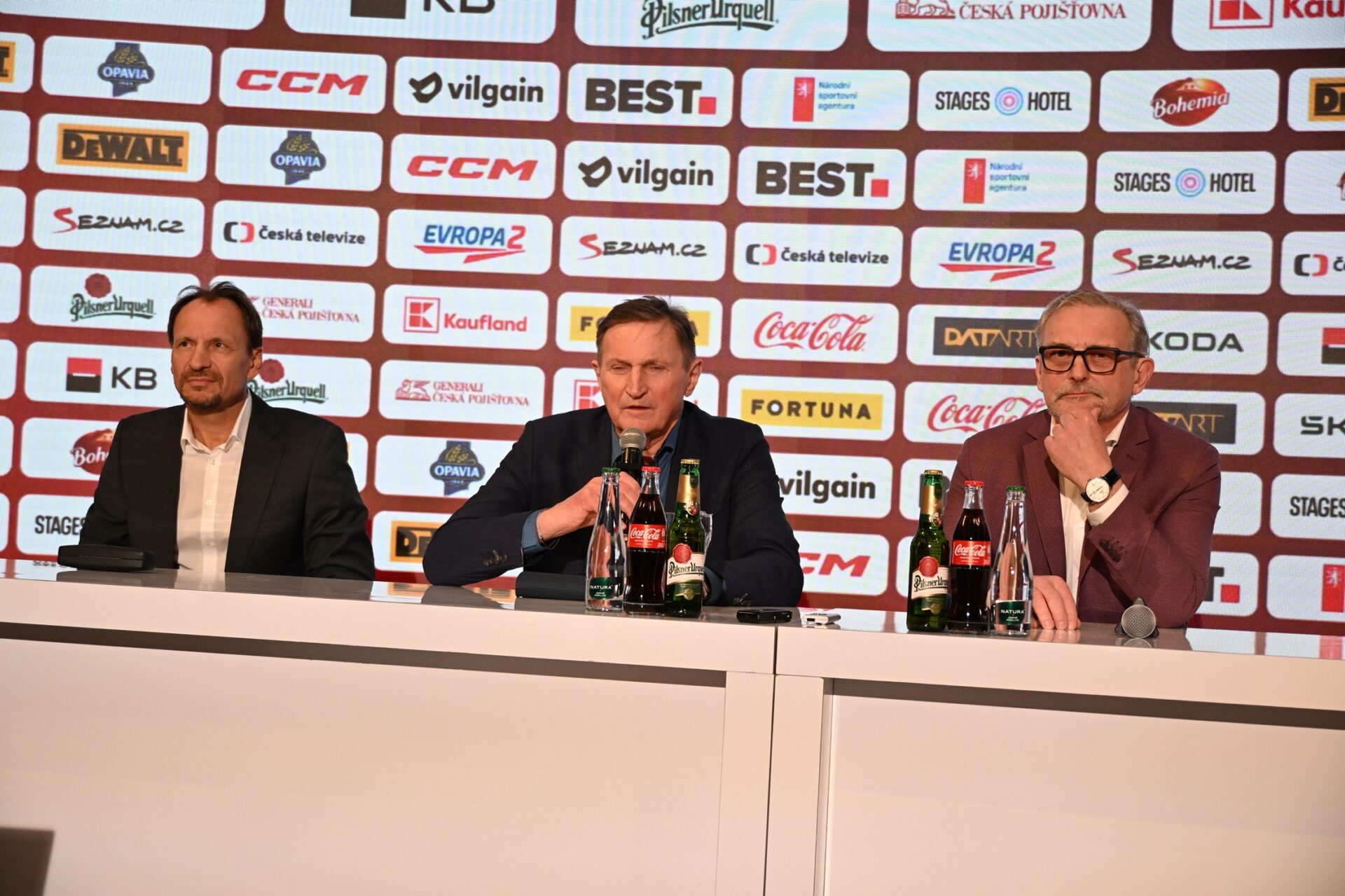 Zdeněk Moták a Pavel Gross s prezidentem Českého hokeje Aloisem Hadamcikem