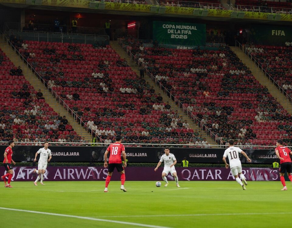 Prázdná místa na stadionu. Stává se fotbal zábavou jen pro bohaté?