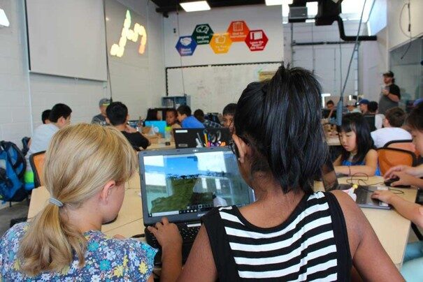 Minecraft: hra, která rozvíjí kreativitu i technické myšlení