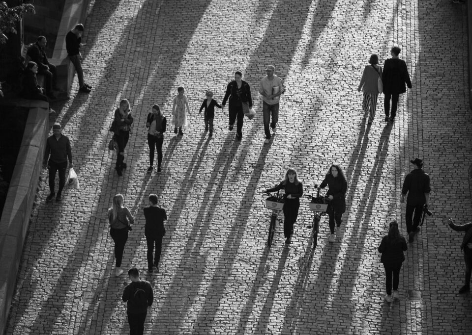 Chůze jako klíč k dlouhověkosti: Studie odhaluje multifunkční přínosy pro zdravé stárnutí