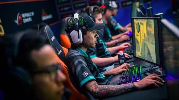 Týmové esport hry: komunikace, leadership a práce pod tlakem