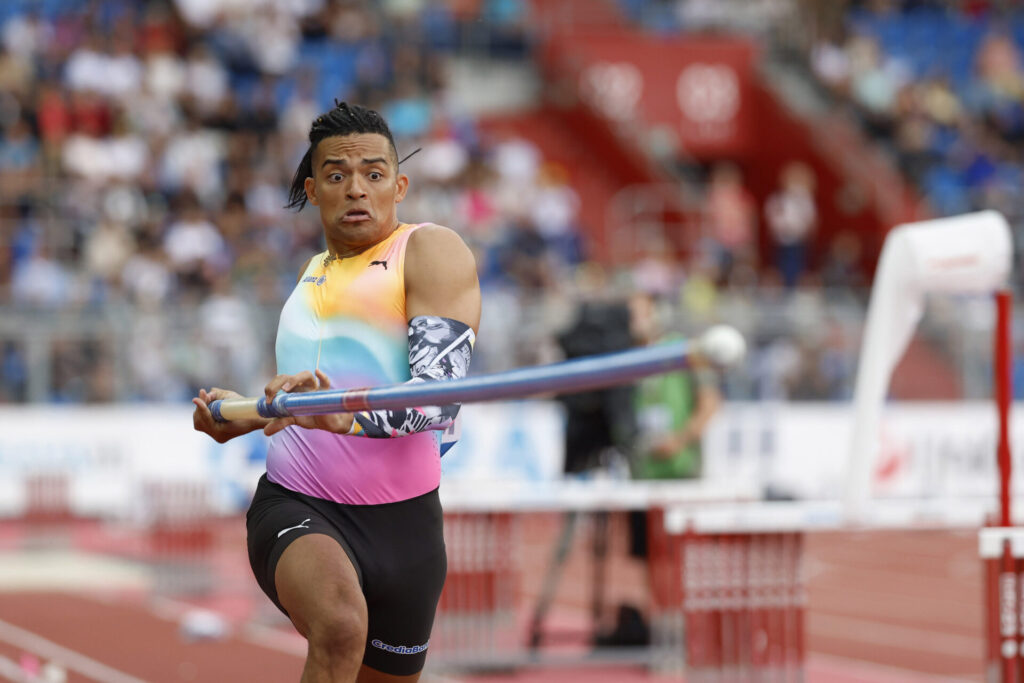 Emmanouil Karalis vyhrál v tyči výkonem 5.92 m