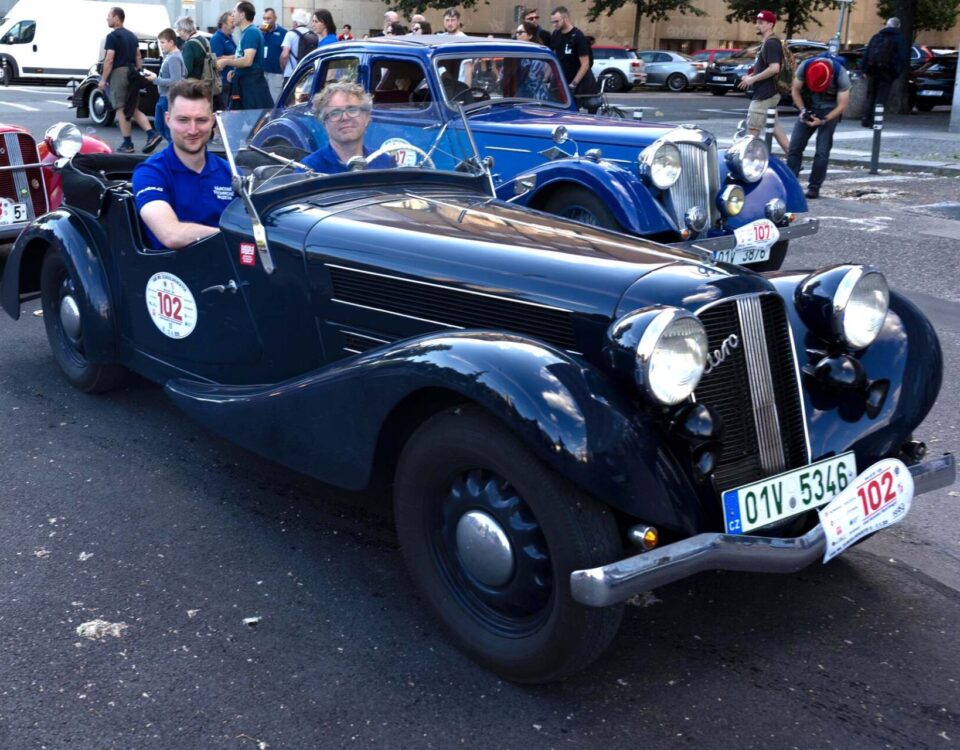 Vítězný vůz Aero 50 s posádkou Arnošt Nezmeškal – Marek Ronovský v cíli soutěže