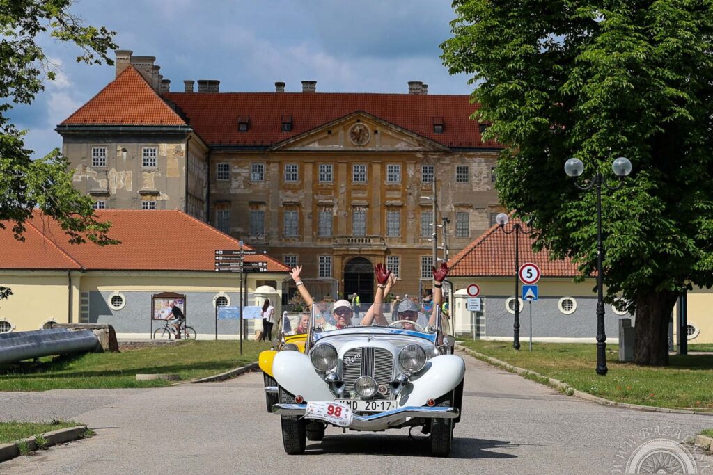 Před zámkem v Holíči Monika Grézlová – Petra Špičáková, vítězky v dámské kategorii