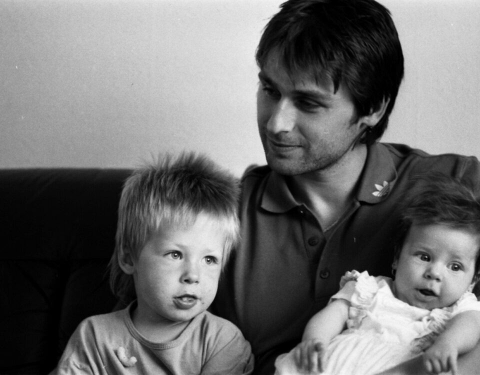 Jan Železný na fotografii z léta 1990 s dětmi